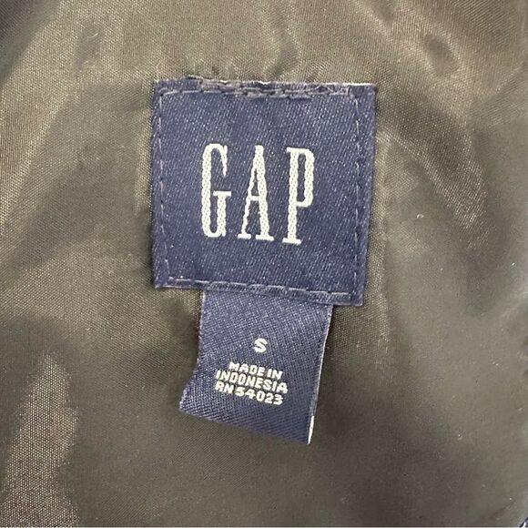 GAP Womens SZ S Cropped Puffer Down Vest Black Zip Detachable Hood Faux Fur - Picture 12 of 12